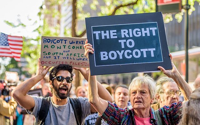 Des manifestants dénoncent Israël à New York, au mois de juin 2016 (Crédit : Erik McGregor/Pacific Press/LightRocket via Getty Images) Des manifestants dénoncent Israël à New York, au mois de juin 2016 (Crédit : Erik McGregor/Pacific Press/LightRocket via Getty Images)