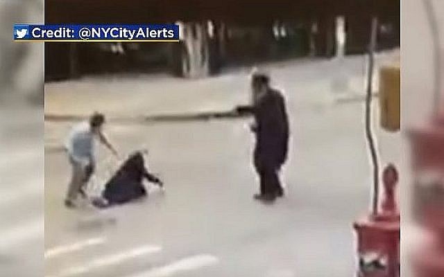 Image extraite d'une séquence de vidéo-surveillance montrant une agression brutale contre un Juif ultra-orthodoxe de Brooklyn, à New York, le 14 octobre 2018  (Capture d'écran : CBS New York)