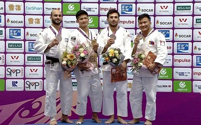 Le judoka israélien Baruch Shmailov (tout à gauche) reçoit la médaille d'argent au tournoi de Masters de Guangzhou, en Chine, le 15 décembre 2018 (Crédit : Association de judo israélienne) Le judoka israélien Baruch Shmailov (tout à gauche) reçoit la médaille d'argent au tournoi de Masters de Guangzhou, en Chine, le 15 décembre 2018 (Crédit : Association de judo israélienne)
