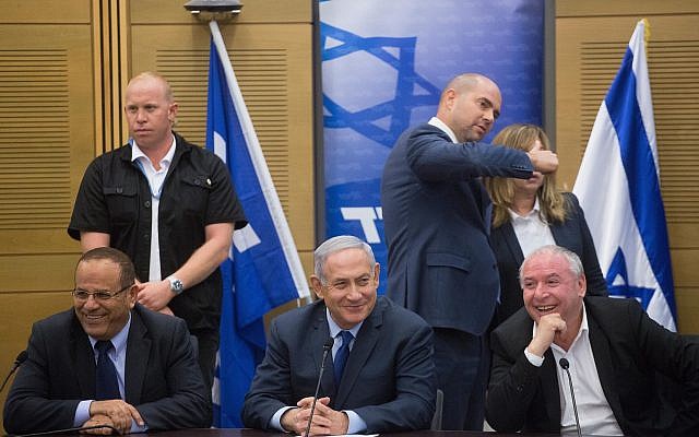 Le Premier ministre Benjamin Netanyahu et le chef de la coalition et député du Likud David Amsalem, à droite, et le ministre des communications Ayoub Kara lors d'une réunion de faction à la Knesset, le 7 mai 2018 (Crédit : Miriam Alster/Flash90) Le Premier ministre Benjamin Netanyahu et le chef de la coalition et député du Likud David Amsalem, à droite, et le ministre des communications Ayoub Kara lors d'une réunion de faction à la Knesset, le 7 mai 2018 (Crédit : Miriam Alster/Flash90)