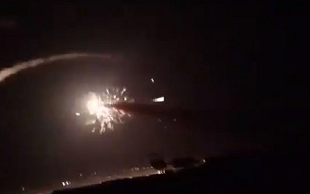 Capture d'écran d'une vidéo sur les réseaux sociaux montrant les frappes aériennes sur Damas, le 25 décembre 2018. (Crédit : Twitter)