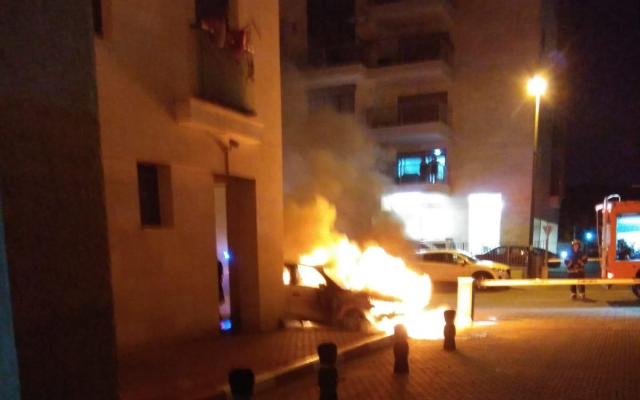 Une voiture en flammes devant le domicile d'un officier du renseignement du service pénitentiaire israélien à Elad, qui aurait été pris pour cible par des organisations criminelles, novembre 2018. (Crédit : Service pénitentiaire israélien)