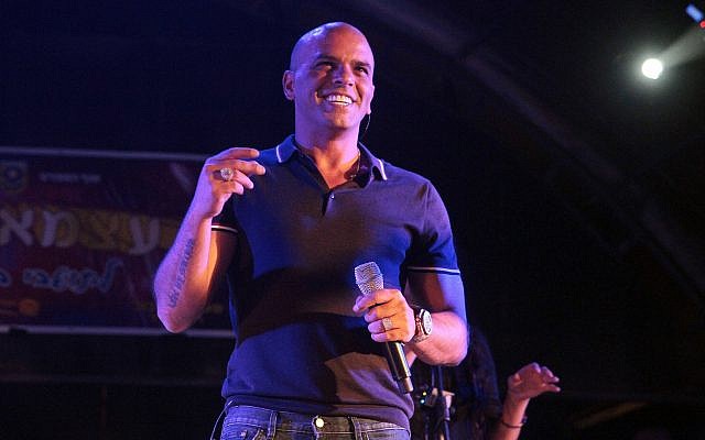Le chanteur Eyal Golan lors d'un concert donné pour la Journée de l'indépendance à Beit Shemesh le 5 mai 2014 (Crédit : Yaakov Lederman/Flash90) Le chanteur Eyal Golan lors d'un concert donné pour la Journée de l'indépendance à Beit Shemesh le 5 mai 2014 (Crédit : Yaakov Lederman/Flash90)