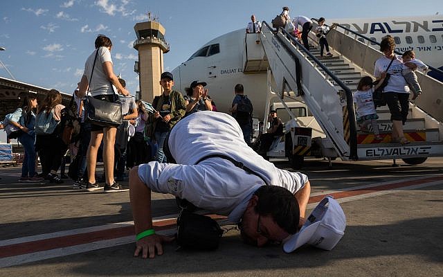 Un immigrant français embrasse le sol à son arrivé à Ben Gurion, le 10 juillet 2017. (Crédit : Nati Shohat/Flash90) Un immigrant français embrasse le sol à son arrivé à Ben Gurion, le 10 juillet 2017. (Crédit : Nati Shohat/Flash90)