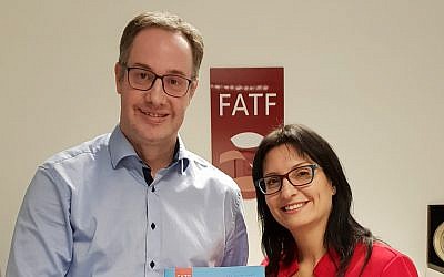 Le secrétaire de la FATF (Financial Action Task Force) David Lewis (à gauche) avec la docteure Shlomit Wagman, dirigeante de l'Autorité anti-blanchiment d'argent et de lutte contre le financement du terrorisme, à l'occasion de l'entrée d'Israël dans le groupe de la FATF, à Tel Aviv, le 10 décembre 2018 (Crédit : ministère de la Justice)