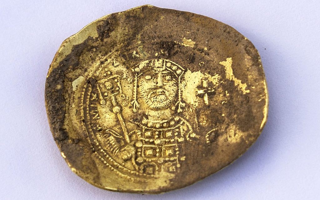 Une pièce d'or convexe avec le sceau de l'empereur byzantin Michael VII Doukas (1071 – 1079) découverte lors de fouilles archéologiques à Césarée, (Crédit : Caesarea Development Corporation)