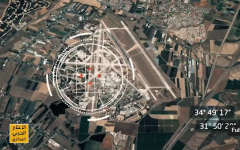 Capture d'écran d'une vidéo d'avertissement du Hezbollah montrant apparemment des images satellite d'une base militaire israélienne, avec une cible en surimpression et ses coordonnées (Capture d'écran/Youtube)