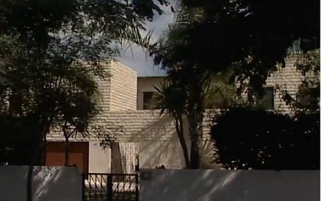 La résidence privée du Premier ministre Benjamin Netanyahu à Césarée. (Capture d'écran : Dixième chaîne) La résidence privée du Premier ministre Benjamin Netanyahu à Césarée. (Capture d'écran : Dixième chaîne)