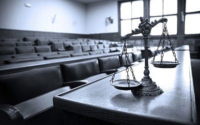 Une salle d'audience dans un tribunal. Photo d'illustration (Crédit : tomloel/iStock via Getty images)