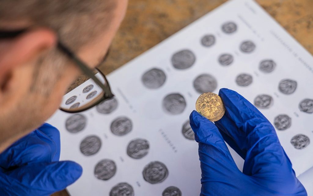 Identification préliminaire des pièces découvertes lors de fouilles archéologiques à Césarée, par dr Rpbert  Kool, expert en numismatique pour l'Autorité israélienne des Antiquités. (Crédit : Yaniv Berman/Caesarea Development Corporation