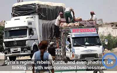 Des camions chargés de marchandises sont contrôlés au point de passage de Morek, entre les zones du régime à Hama et celles contrôlées par les jihadistes et rebelles dans la province d'Idleb. (Crédit : capture d'écran YouTube/AFP TV)