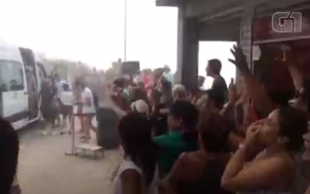 Les touristes huent la famille Netanyahu après la fermeture du site du Christ rédempteur pour permettre leur visite privée (Capture d'écran :  via G1)