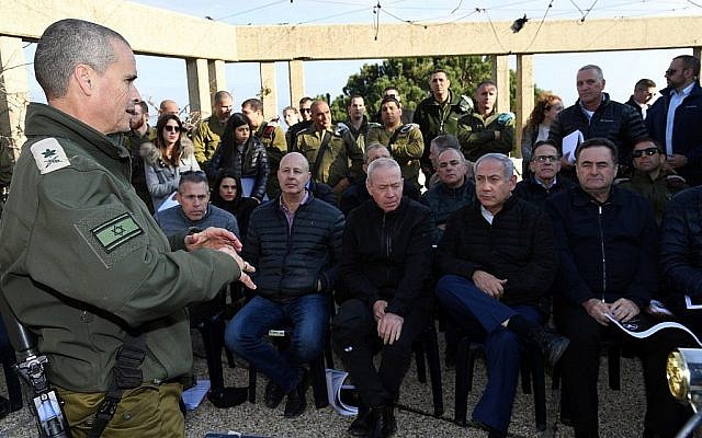Le Premier ministre Benjamin Netanyahu (2e D) et d'autres membres du cabinet de sécurité écoutent les informations du général de division Yoel Strik (à gauche), chef du commandement Nord de Tsahal, lors d'une visite de la frontière nord, le 25 décembre 2018. (Haim Tzach/GPO)