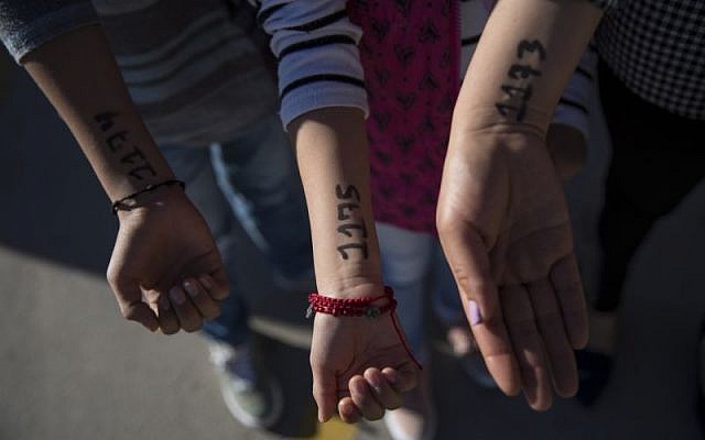 Les numéros inscrits au feutre indélébile sur le bras des demandeurs d'asile mexicains, à la frontière américaine, en novembre 2018. (Crédit : Twitter) Les numéros inscrits au feutre indélébile sur le bras des demandeurs d'asile mexicains, à la frontière américaine, en novembre 2018. (Crédit : Twitter)