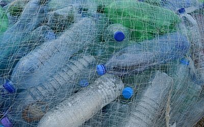 Des bouteilles plastiques destinées au recyclage. (Crédit : Pixabay)