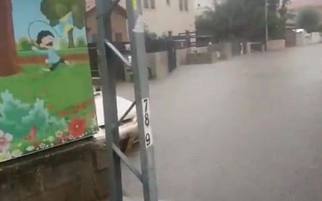 Des rues inondées à Rehovot à cause d'importantes précipitations le 6 décembres 2018. (Crédit ; Hatzalah) Des rues inondées à Rehovot à cause d'importantes précipitations le 6 décembres 2018. (Crédit ; Hatzalah)