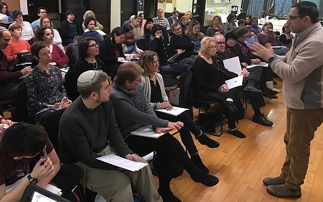 Le rabbin David Ingber donne cours à Romemu, à New York en mars 2016. (Crédit : Scott Osman via JTA)