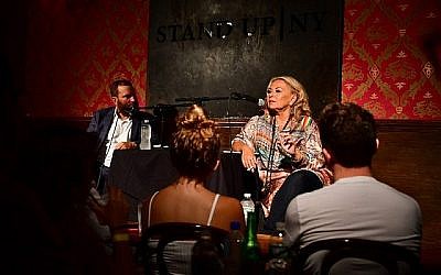 Le rabbin Shmuley Boteach et Roseanne Barr au podcast Stand Up NYle 26 juillet 2018 à New York City. (Crédit : James Devaney/Getty Images via JTA)