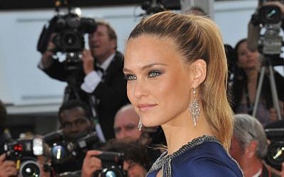 La top-modèle israélienne Bar Refaeli, à Cannes en 2011 (Crédit : Shutterstock)