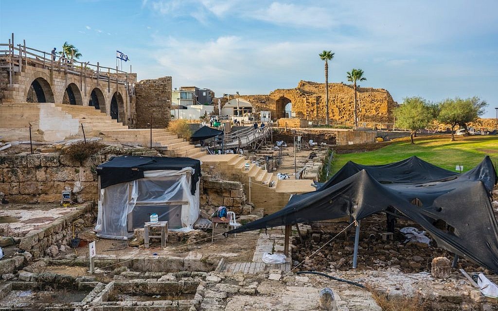 Le site des fouilles archéologiques de Césarée Maritima. (Crédit :Yaakov Shimdov, Israel Antiquities Authority)