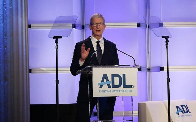 Le directeur-général d'Apple Tim Cook lors du sommet 'Never is Now' de l'ADL à New York City, le 3 décembre 2018 (Crédit : ADL) Le directeur-général d'Apple Tim Cook lors du sommet 'Never is Now' de l'ADL à New York City, le 3 décembre 2018 (Crédit : ADL)