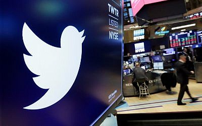 Le logo de Twitter est affiché au-dessus d'un comptoir commercial à la Bourse de New York, le 8 février 2018. (AP Photo/Richard Drew, Dossier)