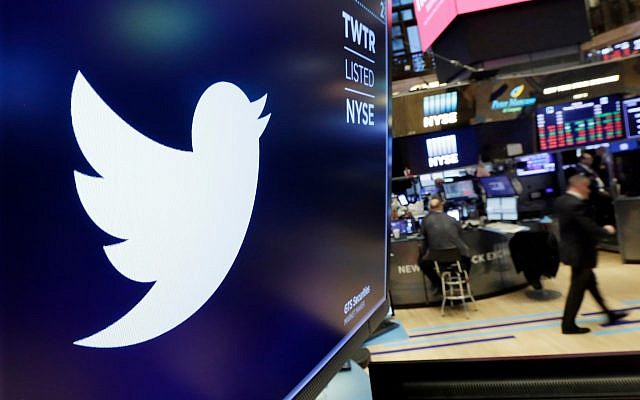 Le logo de Twitter est affiché au-dessus d'un comptoir commercial à la Bourse de New York, le 8 février 2018. (AP Photo/Richard Drew, Dossier)