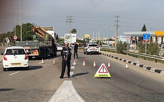 Un barrage routier installé par la police à Umm al-Fahm après l'enlèvement d'un enseignant devant un lycée, le 12 décembre 2018. (Crédit: capture d'écran Hadashot)