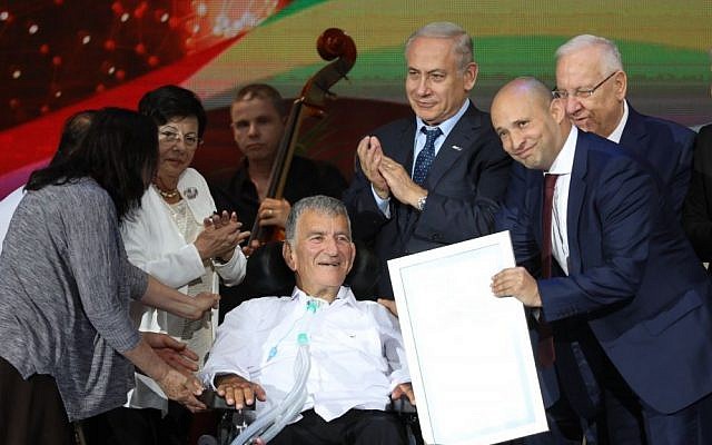 Le ministre de l'Education Naftali Bennett,  le Premier ministre Benjamin Netanyahu et le président Reuven Rivlin avec Zvi Levy, lauréat du prix d'Israël, au centre de conférences international de Jérusalem le 2 mai 2017 (Crédit : Yonatan Sindel/Flash90)