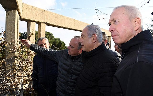 Le Premier Benjamin Netanyahu à la frontière nord le 25 décembre 2018. (Crédit : Haim Tzach/GPO)