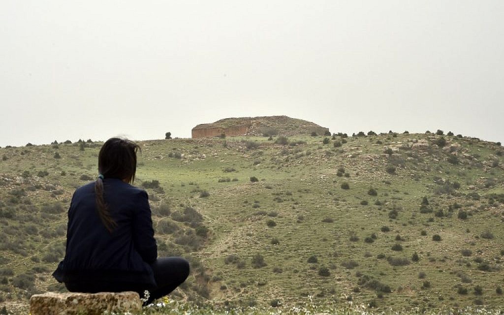 Une femme observe l'une des pyramides de djeddar, près de Tiaret, en Algérie, le 23 avril 2018. (Crédit : RYAD KRAMDI / AFP)