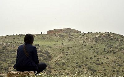 Une femme observe l'une des pyramides de djeddar, près de Tiaret, en Algérie, le 23 avril 2018. (Crédit : RYAD KRAMDI / AFP)