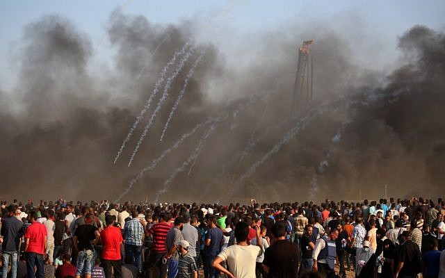 Des Palestiniens réagissent alors que des grenades lacrymogènes tirées par les forces israéliennes pleuvent pendant les affrontements le long de la clôture de la frontière israélienne, à l'est de la ville de Gaza, le 28 septembre 2018. (AFP Photo/Said Khatib) Des Palestiniens réagissent alors que des grenades lacrymogènes tirées par les forces israéliennes pleuvent pendant les affrontements le long de la clôture de la frontière israélienne, à l'est de la ville de Gaza, le 28 septembre 2018. (AFP Photo/Said Khatib)