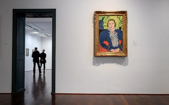 Le tableau "La blouse bleue" de Henri Matisse au musée Kunstmuseum de Bern, à Bern, en Suisse, le 4 décembre 2018 (Crédit : Fabrice COFFRINI / AFP) Le tableau "La blouse bleue" de Henri Matisse au musée Kunstmuseum de Bern, à Bern, en Suisse, le 4 décembre 2018 (Crédit : Fabrice COFFRINI / AFP)