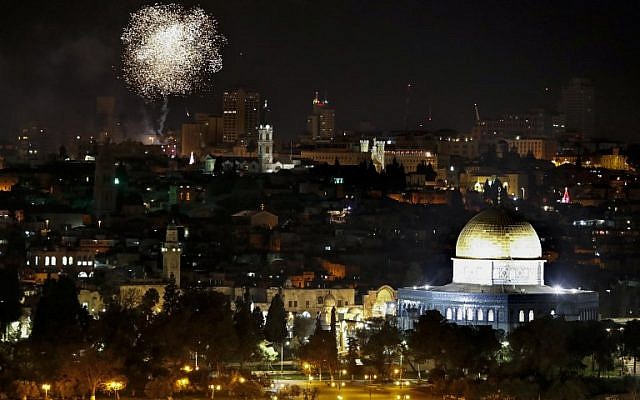 Un feu d’artifice près de la Vieille Ville de Jérusalem lors des célébrations du Nouvel An, le 1er janvier 2019. (Crédit : AHMAD GHARABLI / AFP) Un feu d’artifice près de la Vieille Ville de Jérusalem lors des célébrations du Nouvel An, le 1er janvier 2019. (Crédit : AHMAD GHARABLI / AFP)