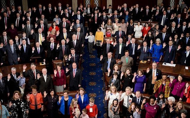 Assermentation des députés à la Chambre des représentants lors de la séance d'ouverture du 116e Congrès au Capitole à Washington, DC, le 3 janvier 2019. (Brendan Smialowski/AFP) Assermentation des députés à la Chambre des représentants lors de la séance d'ouverture du 116e Congrès au Capitole à Washington, DC, le 3 janvier 2019. (Brendan Smialowski/AFP)