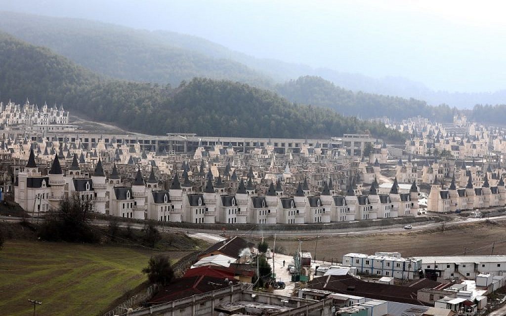 Le projet "Burj al-Babas", aux abords de Mudurnu, dans la province de Bolu, lancé en 2014 par Sarot, un groupe de construction turc engagé dans plusieurs programmes immobiliers importants dans la région, le 15 décembre 2018. (Crédit : Adem ALTAN / AFP) Le projet "Burj al-Babas", aux abords de Mudurnu, dans la province de Bolu, lancé en 2014 par Sarot, un groupe de construction turc engagé dans plusieurs programmes immobiliers importants dans la région, le 15 décembre 2018. (Crédit : Adem ALTAN / AFP)