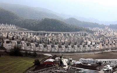 Le projet "Burj al-Babas", aux abords de Mudurnu, dans la province de Bolu, lancé en 2014 par Sarot, un groupe de construction turc engagé dans plusieurs programmes immobiliers importants dans la région, le 15 décembre 2018. (Crédit : Adem ALTAN / AFP) Le projet "Burj al-Babas", aux abords de Mudurnu, dans la province de Bolu, lancé en 2014 par Sarot, un groupe de construction turc engagé dans plusieurs programmes immobiliers importants dans la région, le 15 décembre 2018. (Crédit : Adem ALTAN / AFP)