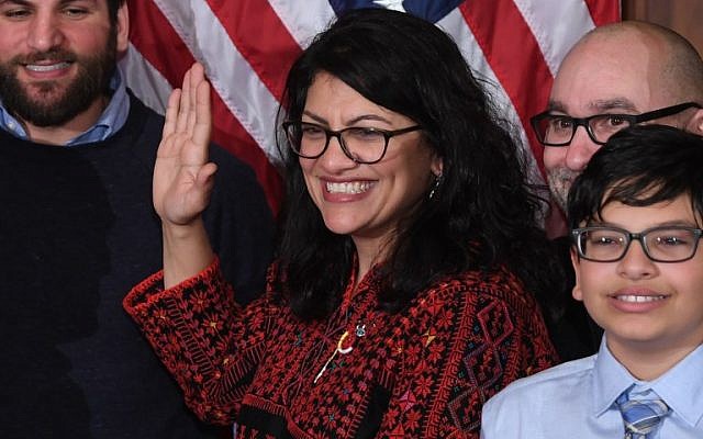 L'élue de la Chambre des représentants des États-Unis, Rashida Tlaib, lors de la cérémonie d'investiture sous serment en ouverture du 116e Congrès des États-Unis à Washington, le 3 janvier 2019. (Crédit : SAUL LOEB/AFP) L'élue de la Chambre des représentants des États-Unis, Rashida Tlaib, lors de la cérémonie d'investiture sous serment en ouverture du 116e Congrès des États-Unis à Washington, le 3 janvier 2019. (Crédit : SAUL LOEB/AFP)