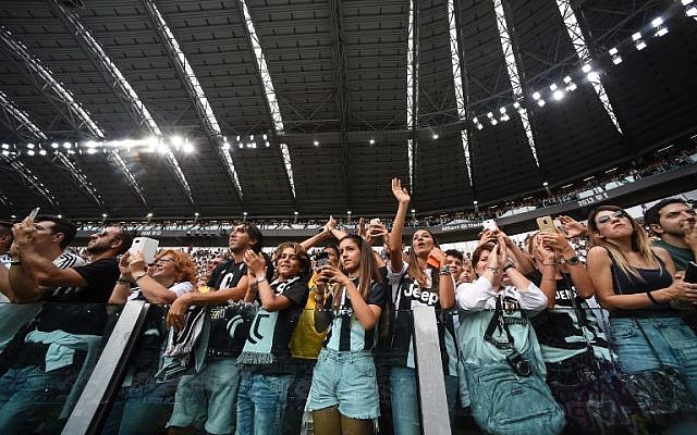 Des supporters lors de la Juventus lors d'un match opposant l'équipe milanaise à Lazio, à Turin, le 25 aout 2018. (Crédit : Filippo MONTEFORTE / AFP) Des supporters lors de la Juventus lors d'un match opposant l'équipe milanaise à Lazio, à Turin, le 25 aout 2018. (Crédit : Filippo MONTEFORTE / AFP)