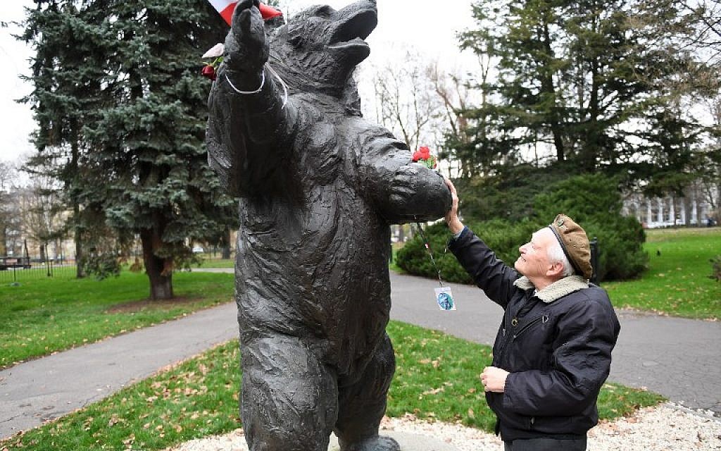 Wojciech Narebski ancien soldat polonais de 93 ans, devant un monument représentant un ours brun qui "servait" dans avec lui dans l'armée polonaise durant la Seconde guerre mondiale, le 14 novembre 2018. (Crédit : Janek SKARZYNSKI / AFP) Wojciech Narebski ancien soldat polonais de 93 ans, devant un monument représentant un ours brun qui "servait" dans avec lui dans l'armée polonaise durant la Seconde guerre mondiale, le 14 novembre 2018. (Crédit : Janek SKARZYNSKI / AFP)