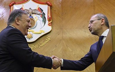 Poignée de main entre Mike Pompeo et le chef de la diplomatie jordanienne Aymn Safadi, a Amman, le 8 janvier 2018. (Crédit : ANDREW CABALLERO-REYNOLDS / POOL / AFP)