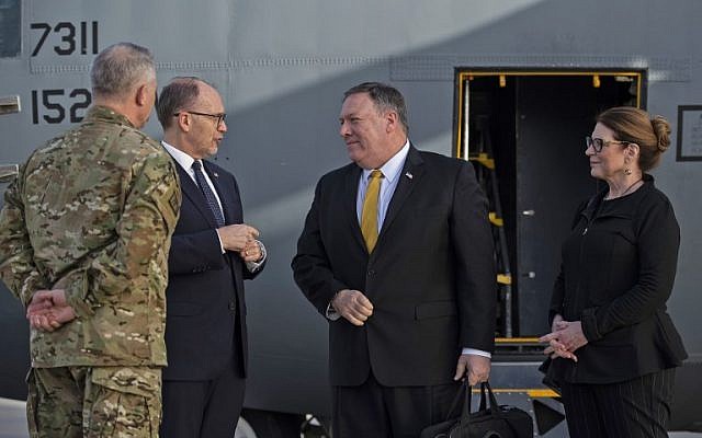 Le secrétaire d'Etat américain Mike Pompeo et son épouse Susan à leur arrivée à Bagdad, le 9 janvier 2019. (Crédit : ANDREW CABALLERO-REYNOLDS / POOL / AFP) Le secrétaire d'Etat américain Mike Pompeo et son épouse Susan à leur arrivée à Bagdad, le 9 janvier 2019. (Crédit : ANDREW CABALLERO-REYNOLDS / POOL / AFP)