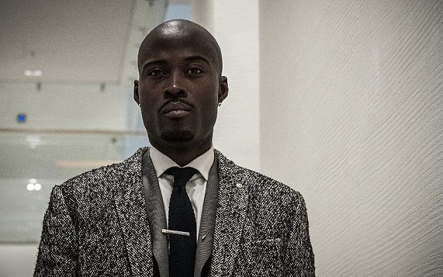Le rappeur Nick Conrad rench rapper Nick Conrad, jugé pour son clip "Pendez les Blancs" au tribunaal de Paris, le 9 janvier 2018. (Crédit : Philippe LOPEZ / AFP) Le rappeur Nick Conrad rench rapper Nick Conrad, jugé pour son clip "Pendez les Blancs" au tribunaal de Paris, le 9 janvier 2018. (Crédit : Philippe LOPEZ / AFP)