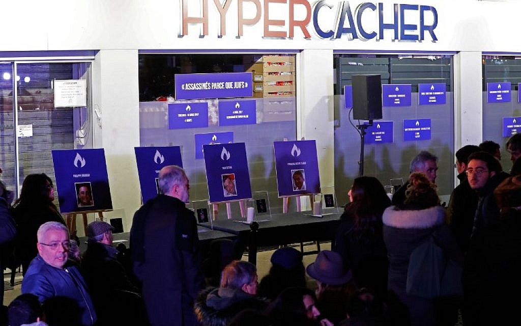 Hommage aux victimes de la prise d'otages de l'HyperCacher de Vincennes, le 9 janvier 2019. (Crédit : FRANCOIS GUILLOT / AFP)