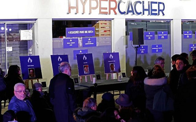 Hommage aux victimes de la prise d'otages de l'HyperCacher de Vincennes, le 9 janvier 2019. (Crédit : FRANCOIS GUILLOT / AFP) Hommage aux victimes de la prise d'otages de l'HyperCacher de Vincennes, le 9 janvier 2019. (Crédit : FRANCOIS GUILLOT / AFP)