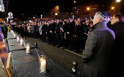 Hommage aux victimes de la prise d'otages de l'HyperCacher de Vincennes, le 9 janvier 2019. (Crédit : FRANCOIS GUILLOT / AFP)