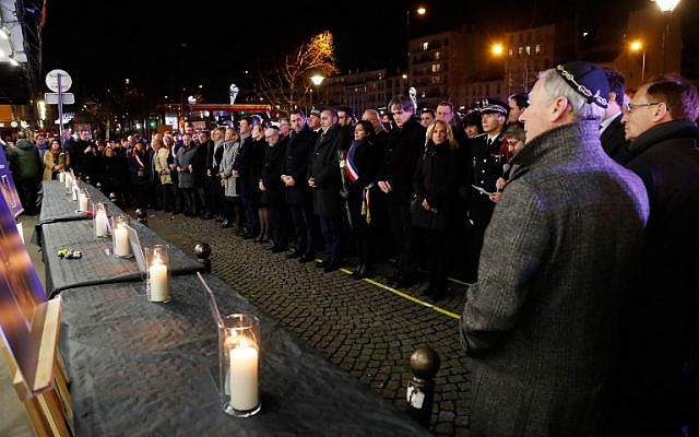 Hommage aux victimes de la prise d'otages de l'HyperCacher de Vincennes, le 9 janvier 2019. (Crédit : FRANCOIS GUILLOT / AFP)