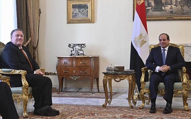Le secrétaire d'Etat américain Mike Pompeo est reçu par le président égyptien Abdel Fattah al-Sisi, au Caire, le 10 janvier 2019. (Crédit : ANDREW CABALLERO-REYNOLDS / POOL / AFP) Le secrétaire d'Etat américain Mike Pompeo est reçu par le président égyptien Abdel Fattah al-Sisi, au Caire, le 10 janvier 2019. (Crédit : ANDREW CABALLERO-REYNOLDS / POOL / AFP)