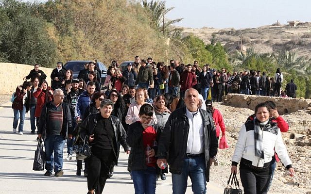 Des pèlerins catholiques arrivent sur le site du baptême du Christ, à environ 50 km à l'ouest d'Amman, le 11 janvier 2019. (Crédit : Khalil MAZRAAWI / AFP) Des pèlerins catholiques arrivent sur le site du baptême du Christ, à environ 50 km à l'ouest d'Amman, le 11 janvier 2019. (Crédit : Khalil MAZRAAWI / AFP)